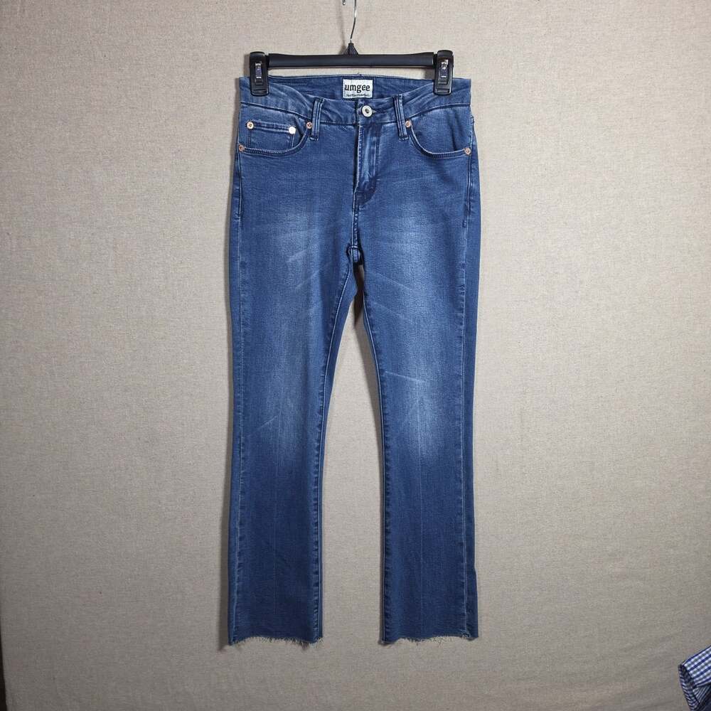 Umgee Denim Women’s Straight Blue Jeans medium wash Size 26 measures 27"